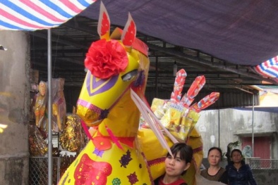 Mang ngựa giấy khổng lồ đi lễ 'ông Hoàng Mười'